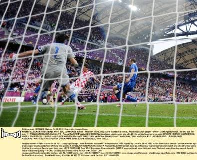 FUSSBALL EUROPAMEISTERSCHAFT 2012 VORRUNDE Italien - Kroatien 14.06.2012 Mario Mandzukic (Mitte, Kroatien) erzielt gegen Torwart Gianluigi Buffon (li, Italien) das Tor zum 1:1 
