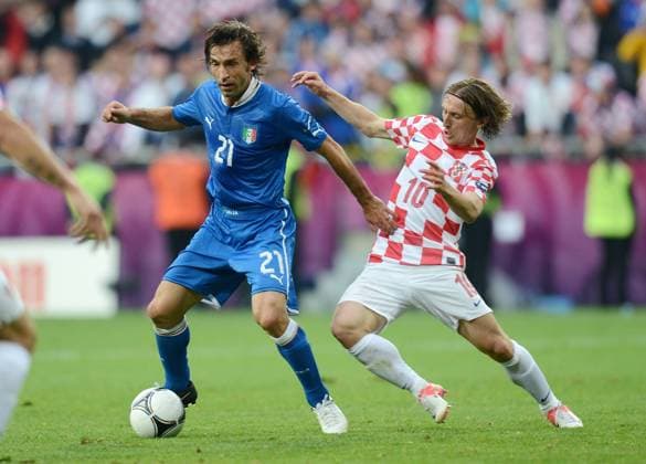 FUSSBALL EUROPAMEISTERSCHAFT 2012 VORRUNDE Italien - Kroatien 14.06.2012 Andrea Pirlo (li, Italien) gegen Luka Modric (re, Kroatien) FOTO: Pressefoto ULMER Andreas Schaad xxNOxMODELxRELEASExx  FUL3140612053