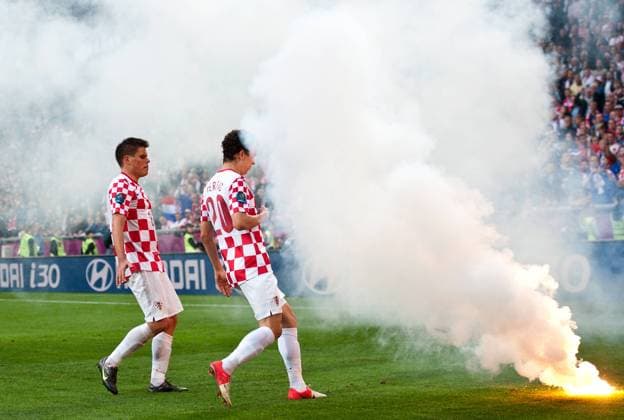 Ognjen VUKOJEVIC und Ivan PERISIC (vl beide CRO) bei einem bengalischen Feuer, welches auf das Spielfeld geworfen wurde. UEFA Fussball Europameisterschaft 2012, Vorrunde: Italien - Kroatien in Posen, Polen am 14.06.2012,