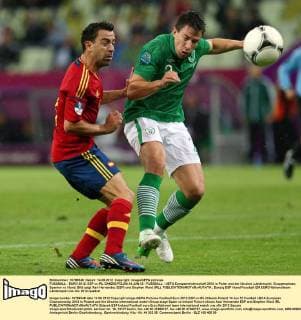 FUSSBALL - EURO 2012, ESP vs IRL DANZIG,POLEN,14.JUN.12 - FUSSBALL - UEFA Europameisterschaft 2012 in Polen und der Ukraine, Länderspiel, Gruppenphase, Spanien vs Irland. Bild zeigt Xavi Hernandez (ESP) und Stephen Ward (IRL). 