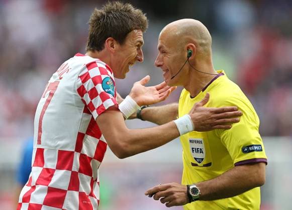 FUSSBALL - EURO 2012, ITA vs CRO POSEN,POLEN,14.JUN.12 - FUSSBALL - UEFA Europameisterschaft 2012 in Polen und der Ukraine, Länderspiel, Gruppenphase, Italien vs Kroatien. Bild zeigt Mario Mandzukic (CRO) und Schiedsrichter Howard Webb (ENG). 
