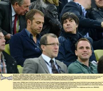 FUSSBALL EUROPAMEISTERSCHAFT 2012 VORRUNDE Spanien - Irland 14.06.2012 Co-Trainer Hans Dieter Flick und Trainer Joachim Loew (re, beide Deutschland) zu Gast auf der Tribüne  FUL2140612011