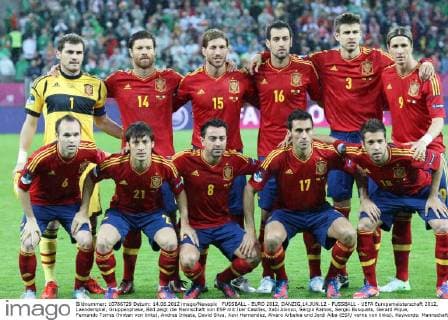 FUSSBALL - EURO 2012, DANZIG,14.JUN.12 - FUSSBALL - UEFA Europameisterschaft 2012, Laenderspiel, Gruppenphase, Bild zeigt die Mannschaft von ESP mit Iker Casillas, Xabi Alonso, Sergio Ramos, Sergio Busquets, Gerard Pique, Fernando Torres (hinten von links), Andres Iniesta, David Silva, Xavi Hernandez, Alvaro Arbeloa und Jordi Alba (ESP vorne von links). Keywords: Mannschaftsfoto. 20120614CSMT8305
