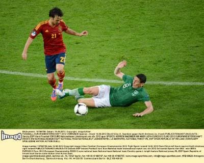 FUSSBALL EUROPAMEISTERSCHAFT 2012 VORRUNDE Spanien - Irland 14.06.2012 David Silva (li, Spanien) gegen Keith Andrews (re, Irland) 