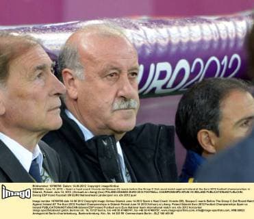 GDANSK, June 14, 2012 -- Spain s head coach Vicente del Bosque (C) reacts before the Group C 2nd round match against Ireland at the Euro 2012 football championships in Gdansk, Poland, June 14, 2012. (Xinhua Liu Lihang) (hcs) POLAND-GDANSK-EURO 2012 FOOTBALL CHAMPIONSHIPS-SPAIN VS IRELAND 