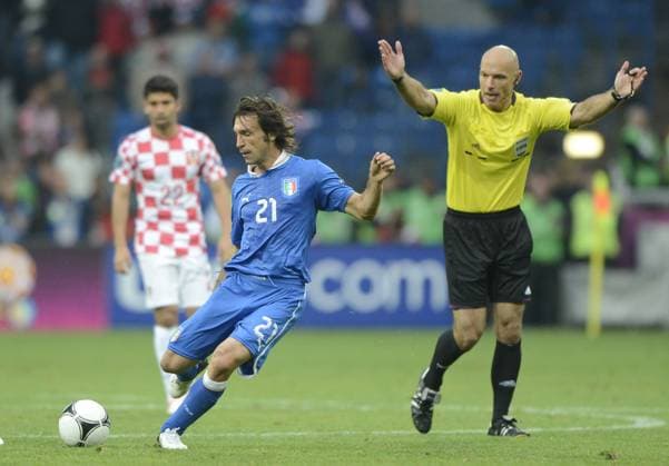 POZNAN, June 14, 2012 -- Andrea Pirlo (Front L) of Italy passes the ball during the Group C 2nd round match against Croatia at the Euro 2012 football championships in Poznan, Poland, June 14, 2012. The match tied 1-1. (Xinhua Wu Wei) (jyc) POLAND-POZNAN-EURO 2012 FOOTBALL CHAMPIONSHIPS-ITALY VS CROATIA 
