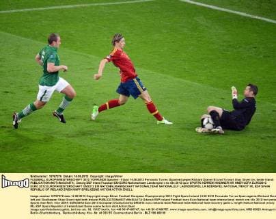 FUSSBALL EUROPAMEISTERSCHAFT 2012 VORRUNDE Spanien - Irland 14.06.2012 Fernando Torres (Spanien) gegen Richard Dunne (li) und Torwart Shay Given (re, beide Irland) 