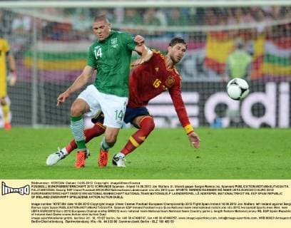 FUSSBALL EUROPAMEISTERSCHAFT 2012 VORRUNDE Spanien - Irland 14.06.2012 Jon Walters (li, Irland) gegen Sergio Ramos (re, Spanien)  FUL2140612048