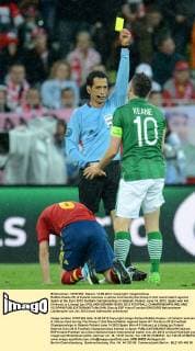 Robbie Keane (R) of Ireland receives a yellow card during the Group C 2nd round match against Spain at the Euro 2012 football championships in Gdansk, Poland, June 14, 2012. Spain won 4-0. (Xinhua Liu Lihang) (jyc) POLAND-GDANSK-EURO 2012 FOOTBALL CHAMPIONSHIPS-IRELAND VS SPAIN 