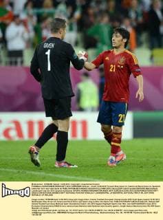FUSSBALL EUROPAMEISTERSCHAFT 2012 VORRUNDE Spanien - Irland 14.06.2012 Torwart Shay Given (li, Irland) und David Silva (re, Spanien) klatschen sich nach dem Spiel ab  FUL2140612075
