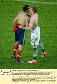 FUSSBALL EUROPAMEISTERSCHAFT 2012 VORRUNDE Spanien - Irland 14.06.2012 Trikotausch: Alvaro Arbeloa (li, Spanien) und James McClean, Mc Clean (re, Irland)  FUL2140612074