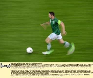 FUSSBALL EUROPAMEISTERSCHAFT 2012 VORRUNDE Spanien - Irland 14.06.2012 Robbie Keane (Irland) dynamisch am Ball 