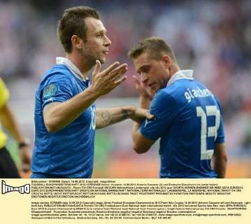FUSSBALL EUROPAMEISTERSCHAFT 2012 VORRUNDE Italien - Kroatien 14.06.2012 Antonio Cassano (li) und Emanuele Giaccherini (re, beide Italien) 