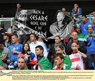 Italienische Fans - Plakat mit Abbild von Julius Cäsar 