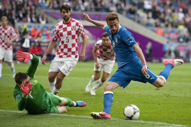 Torwart Stipe PLETIKOSA (li) und Vedran CORLUKA (CRO) gegen Claudio MARCHISIO (ITA) UEFA Fussball Europameisterschaft 2012, Vorrunde: Italien - Kroatien in Posen, Polen am 14.06.2012,