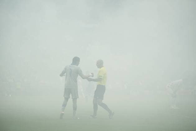 Torwart Gianluigi BUFFON (ITA li) und Schiedsrichter Howard WEBB (re.) stehen nach einem bengalischen Feuer im Nebel.