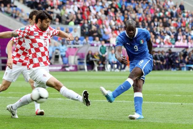Vedran Corluka, Mario Balotelli schiessend Fußball Fussball EM Europameisterschaft Euro 2012 Saison 2011 12 14.06.2012 Italien vs. Kroatien Croatia Nationalmannschaft Aktion Spielszene Zweikampf