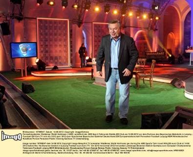 Fernsehmoderator Waldemar Waldi Hartmann ( GER ) anläßlich der ARD Sport-Talkrunde Waldis EM Club am 14.06.2012 vor dem Porticus des Bayerischen Bahnhofs in Leipzig.