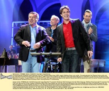 Fernsehmoderator Waldemar Waldi Hartmann vorn links, omedian Matze Knop ( GER eigentl. Matthias Knop ) vorn rechts , Fernsehmoderator Kai Pflaume hinten rechts und der ehemalige Fussball-Profi Hans-Peter Hansi Müller ( GER ) hinten links anläßlich der ARD Sport-Talkrunde Waldis EM Club am 14.06.2012 vor dem Porticus des Bayerischen Bahnhofs in Leipzig.