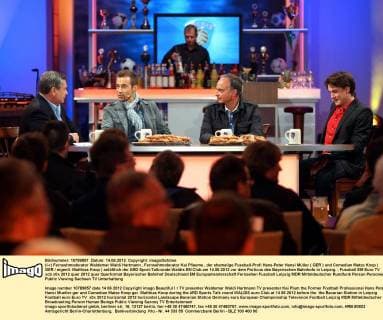 (l-r) Fernsehmoderator Waldemar Waldi Hartmann , Fernsehmoderator Kai Pflaume , der ehemalige Fussball-Profi Hans-Peter Hansi Müller ( GER ) und Comedian Matze Knop ( GER eigentl. Matthias Knop ) anläßlich der ARD Sport-Talkrunde Waldis EM Club am 14.06.2012 vor dem Porticus des Bayerischen Bahnhofs in Leipzig.