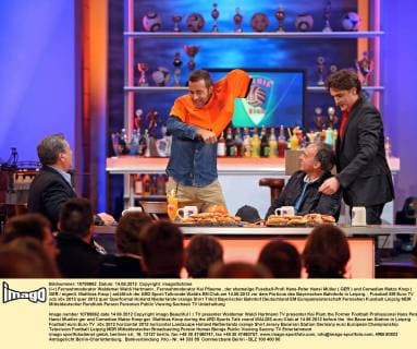 (l-r) Fernsehmoderator Waldemar Waldi Hartmann , Fernsehmoderator Kai Pflaume , der ehemalige Fussball-Profi Hans-Peter Hansi Müller ( GER ) und Comedian Matze Knop ( GER eigentl. Matthias Knop ) anläßlich der ARD Sport-Talkrunde Waldis EM Club am 14.06.2012 vor dem Porticus des Bayerischen Bahnhofs in Leipzig.