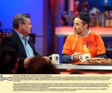 Fernsehmoderator Waldemar Waldi Hartmann links und Fernsehmoderator Kai Pflaume ( beide GER ) anläßlich der ARD Sport-Talkrunde Waldis EM Club am 14.06.2012 vor dem Porticus des Bayerischen Bahnhofs in Leipzig.