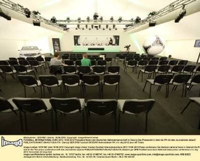 FUSSBALL INTERNATIONAL EURO 2012 15.06.2012 Pressekonferenz der Deutschen Nationalmannschaft in Danzig Das Pressezelt in dem die PK mit den Journalisten abläuft 