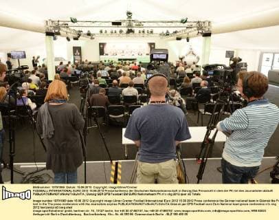 FUSSBALL INTERNATIONAL EURO 2012 15.06.2012 Pressekonferenz der Deutschen Nationalmannschaft in Danzig Das Pressezelt in dem die PK mit den Journalisten abläuft 