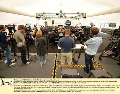 FUSSBALL INTERNATIONAL EURO 2012 15.06.2012 Pressekonferenz der Deutschen Nationalmannschaft in Danzig Das Pressezelt in dem die PK mit den Journalisten abläuft 