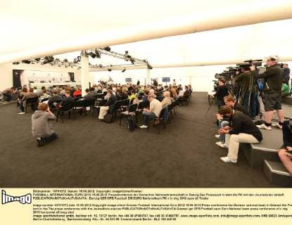 FUSSBALL INTERNATIONAL EURO 2012 15.06.2012 Pressekonferenz der Deutschen Nationalmannschaft in Danzig Das Pressezelt in dem die PK mit den Journalisten abläuft 