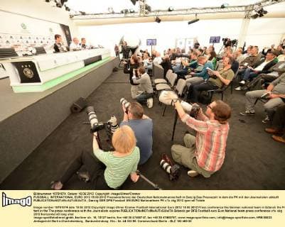 FUSSBALL INTERNATIONAL EURO 2012 15.06.2012 Pressekonferenz der Deutschen Nationalmannschaft in Danzig Das Pressezelt in dem die PK mit den Journalisten abläuft 