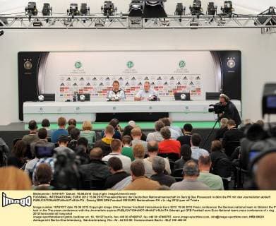 FUSSBALL INTERNATIONAL EURO 2012 15.06.2012 Pressekonferenz der Deutschen Nationalmannschaft in Danzig Das Pressezelt in dem die PK mit den Journalisten abläuft 