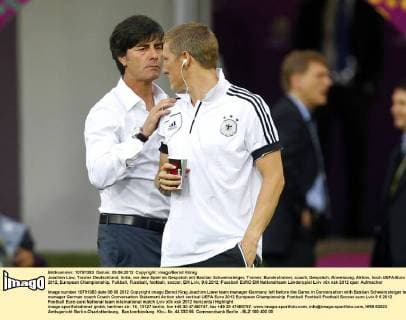 Joachim Löw, Trainer Deutschland, links, vor dem Spiel im Gespräch mit Bastian Schweinsteiger, Trainer, Bundestrainer, coach, Gespräch, Anweisung, Aktion, hoch UEFA-Euro 2012, European Championship, Fußball, Fussball, football, soccer, EM Lviv, 9.6.2012
