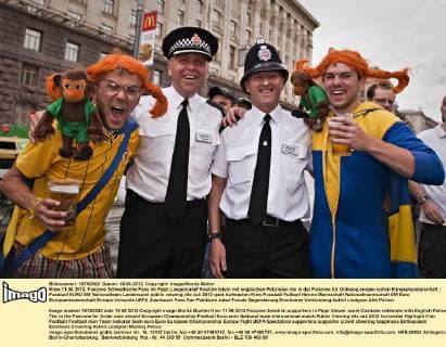 Kiew 11.06.2012, Fanzone Schwedische Fans im Pippi Langstrumpf Kostüm feiern mit englischen Polizisten die in der Fanzone für Ordnung sorgen sollen Europameisterschaft