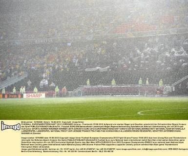 FUSSBALL EUROPAMEISTERSCHAFT 2012 VORRUNDE Ukraine - Frankreich 15.06.2012 Aufgrund von starken Regen und Gewitter unterbricht der Schiedsrichter Bjoern Kuipers das Spiel 