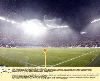 Heftige Regenfälle sorgen für eine Unterbrechung und Verzögerung des Spiels Ukraine vs France Group D: UEFA EURO 2012 2011 2012 xVIxHenkxJanxDijksxIVx 977888