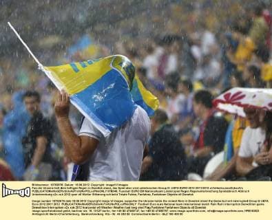Fan der Ukraine hält dem heftigen Regen in Donetsk stand, das Spiel aber wird unterbrochen Group D: UEFA EURO 2012 2011 2012 xVIxHenkxJanxDijksxIVx 978046