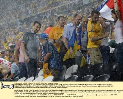 Heftige Regenfälle sorgen für eine Unterbrechung und Verzögerung des Spiels Ukraine v France Group D: UEFA EURO 2012 2011 2012 xVIxHenkxJanxDijksxIVx 978060