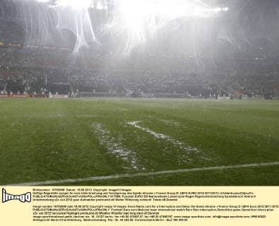 Heftige Regenfälle sorgen für eine Unterbrechung und Verzögerung des Spiels Ukraine v France Group D: UEFA EURO 2012 2011 2012 xVIxHenkxJanxDijksxIVx 977889