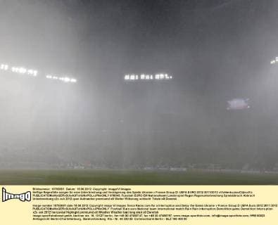 Heftige Regenfälle sorgen für eine Unterbrechung und Verzögerung des Spiels Ukraine v France Group D: UEFA EURO 2012 2011 2012 xVIxHenkxJanxDijksxIVx 978043
