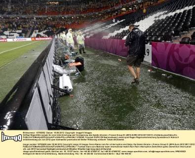 Heftige Regenfälle sorgen für eine Unterbrechung und Verzögerung des Spiels Ukraine v France Group D: UEFA EURO 2012 2011 2012 xVIxHenkxJanxDijksxIVx 978045