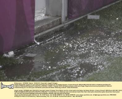 Heftige Regenfälle sorgen für eine Unterbrechung und Verzögerung des Spiels Ukraine v France Group D: UEFA EURO 2012 2011 2012 xVIxHenkxJanxDijksxIVx 978047