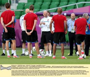 FUSSBALL - EURO 2012, CZE vs POL, Training BRESLAU,POLEN,15.JUN.12 - FUSSBALL - UEFA Europameisterschaft 2012 in Polen und der Ukraine, Länderspiel, Gruppenphase, Tschechien vs Polen, Vorberichte, Abschlusstraining Tschechien. Bild zeigt Teamchef Michal Bilek (CZE) und die Spieler. 