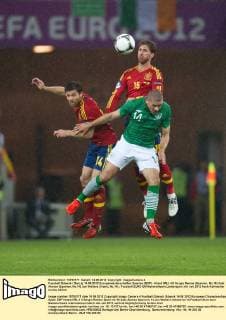 Fussball Gdansk Danzig 14.06.2012 Europameisterschaften Spanien (ESP) - Irland (IRL) 4:0 Sergio Ramos (Spanien, No.15) Xabi Alonso (Spanien, No.14) Jon Walters (Irland, No.14)