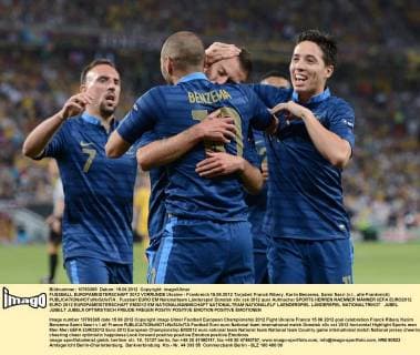 FUSSBALL EUROPAMEISTERSCHAFT 2012 VORRUNDE Ukraine - Frankreich 15.06.2012 Torjubel: Franck Ribery, Karim Benzema, Samir Nasri (v.l., alle Frankreich) 