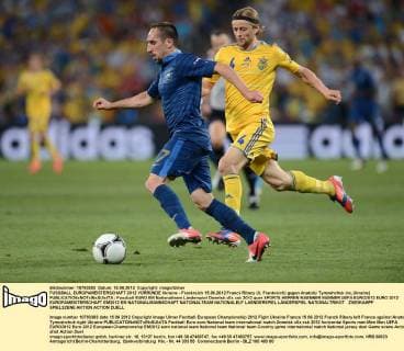 FUSSBALL EUROPAMEISTERSCHAFT 2012 VORRUNDE Ukraine - Frankreich 15.06.2012 Franck Ribery (li, Frankreich) gegen Anatoliy Tymoshchuk (re, Ukraine) 