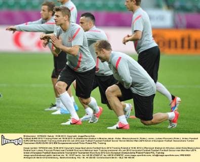 Fußball EURO 2012 Training Polen am 15.06.2012 im Städtischen Stadion in Breslau Jakub - Kuba - Blaszczykowski ( Polen ), vorne - Lukasz Piszczek ( Polen ), hinten