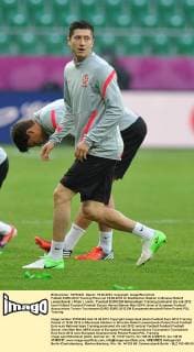 Fußball EURO 2012 Training Polen am 15.06.2012 im Städtischen Stadion in Breslau Robert Lewandowski ( Polen ), vorne