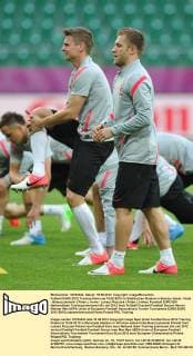 Fußball EURO 2012 Training Polen am 15.06.2012 im Städtischen Stadion in Breslau Jakub - Kuba - Blaszczykowski ( Polen ), vorne - Lukasz Piszczek ( Polen ), hinten