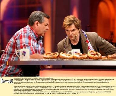 Fernsehmoderator Waldemar Waldi Hartmann ( GER ) links und Sänger Andreas Campino Frege ( GER Die Toten Hosen ) anläßlich der ARD Sport-Talkrunde Waldis EM Club am 15.06.2012 vor dem Porticus des Bayerischen Bahnhofs in Leipzig.